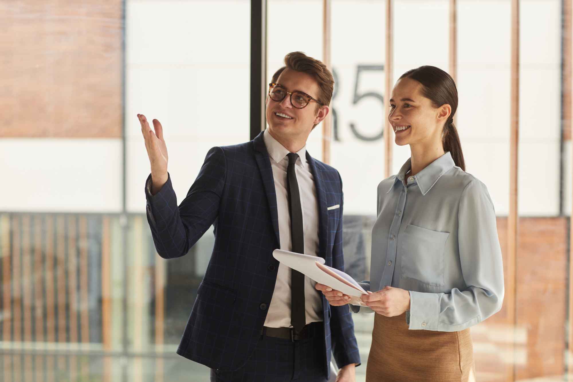 Firma de contrato inmobiliario con agente profesional